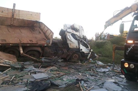 Mecânico é preso ao tentar roubar carga de acidente em Itaberaba