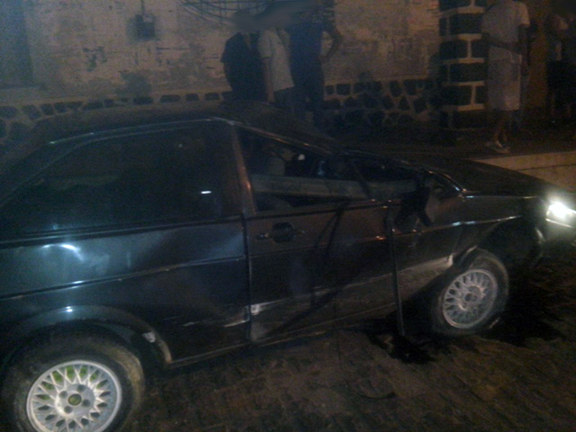 Carro capota no centro de Itaberaba, veja as fotos