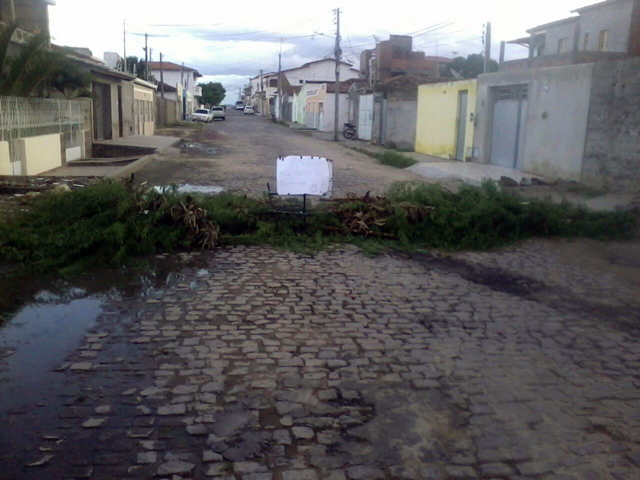 Moradores interditam rua em Itaberaba