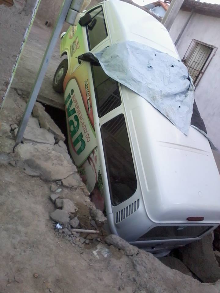 Veículo é engolido por cratera no Barro Vermelho em Itaberaba