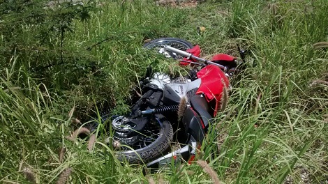 Três ficam feridos após moto bater em carrinho de cachorro quente na BR-242