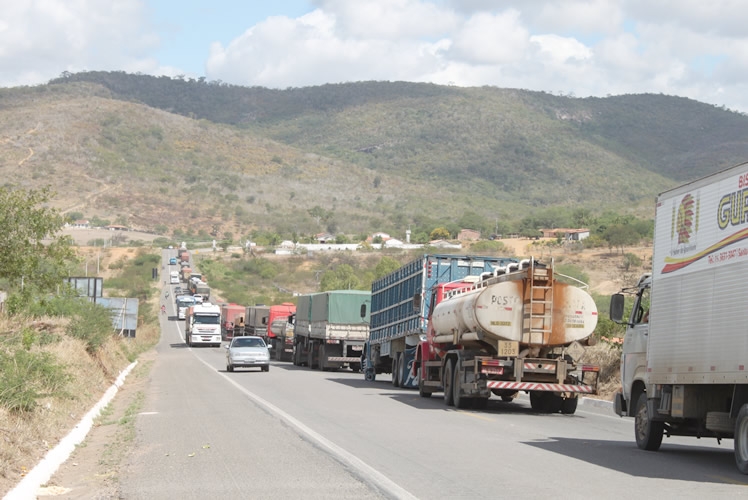 PRF intensifica fiscalização de caminhões com excesso de peso entre Ibotirama e Itaberaba