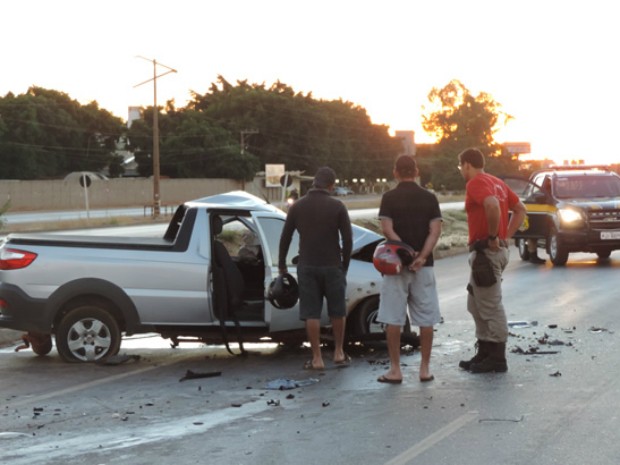 Uma pessoa morre e duas se ferem em batida na BR-242