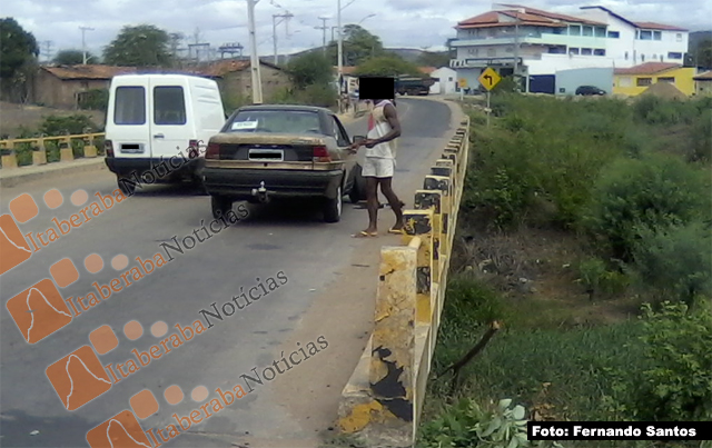 Itaberaba: Carro quebra eixo no meio da ponte do Rio Piranhas