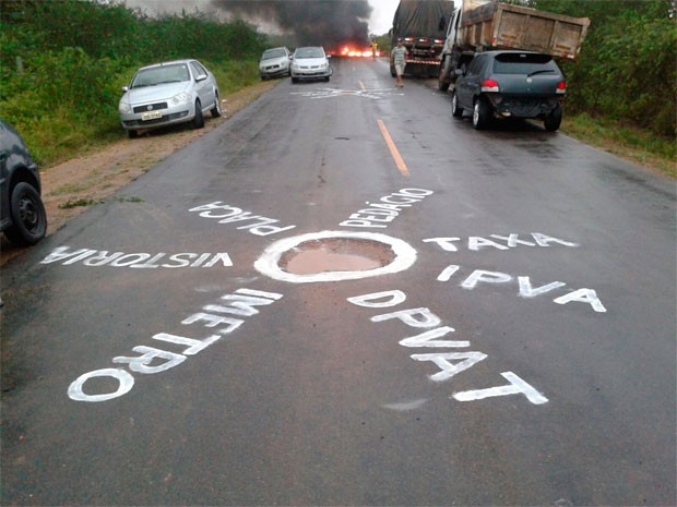 Manifestação bloqueia pistas da BR-242, entre Sapeaçu e Castro Alves