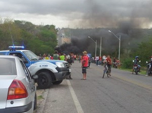 Ruy Barbosa: Moradores protestam e interditaram rodovia