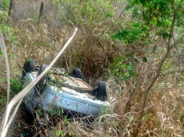 Carro capota na BA-052, trecho que liga Baixa Grande a Mundo Novo