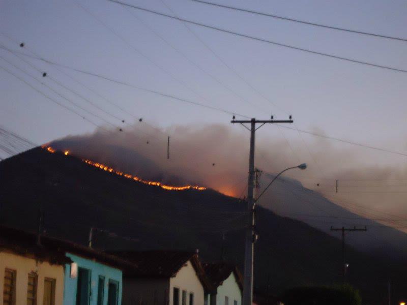 O incêndio no município de Ruy Barbosa continua devastando a serra