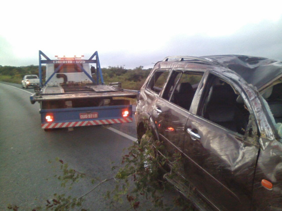 Motorista perde controle da direção e carro capota na BA-052