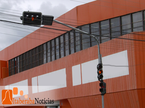 Semáforos quebrados a 30 dias poem em risco a vida de pedestres em Itaberaba