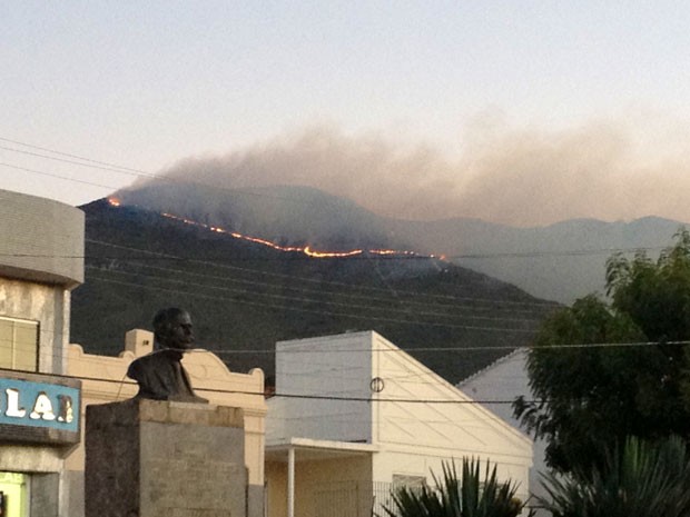 Incêndio destrói vegetação há três dias em Ruy Barbosa