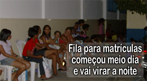 Itaberaba: Dezenas de pessoas dormem na fila para matrículas na rede estadual