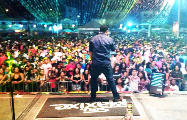 Falta de respeito: Banda atrasa quase duas horas na segunda noite do São João de Itaberaba