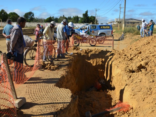 Motocilista morre ao cair em obra da prefeitura