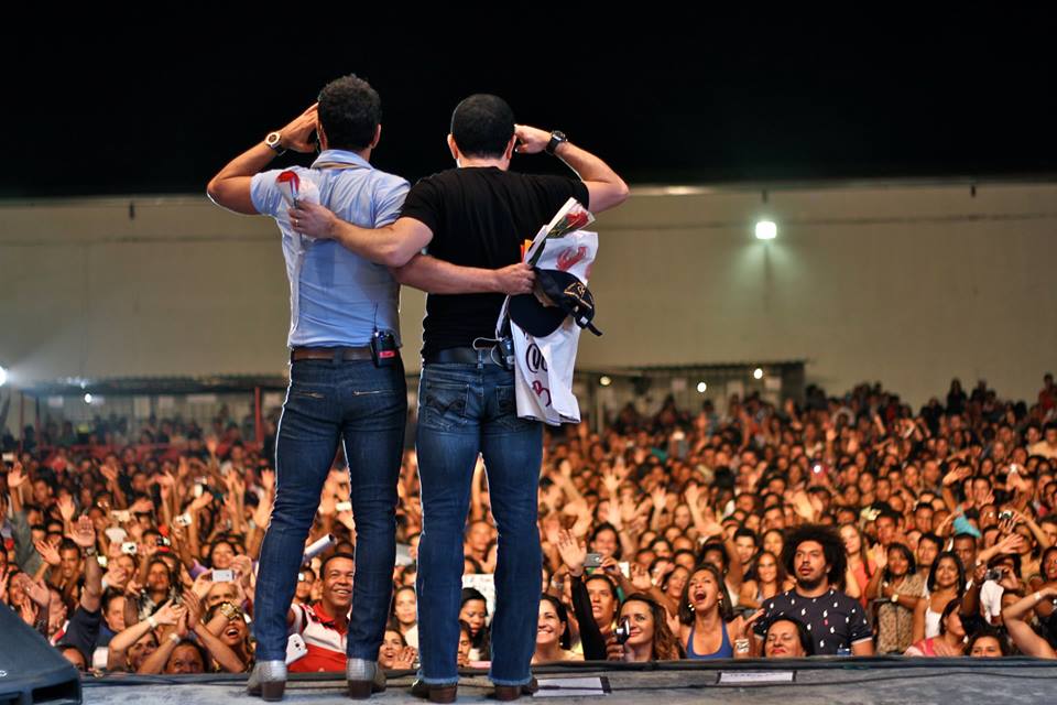 Zezé di Camargo e Luciano animam noite de sábado em Itaberaba